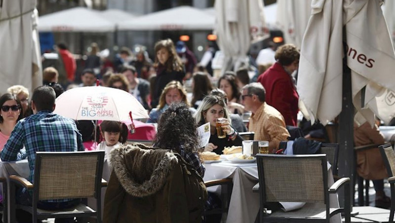 Bar, bares, gente, personas, persona, turismo en Madrid, turistas, turista, terraza, terrazas, salir, tomar algo, tomando algo, beber, bebiendo, comer, comiendo, restaurante, restaurantes, Plaza Mayor | EUROPA PRESS - Archivo ep bar bares gente personas persona turismo en madrid turistas turista terraza terrazas salir tomar