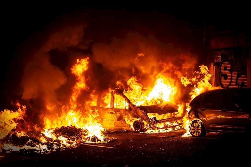 ep coche incendiado en barcelona por las protestas de los cdr contra la sentencia del 1-o