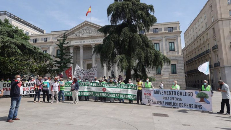 ep colectivos de pensionistas concentrados frente al congreso