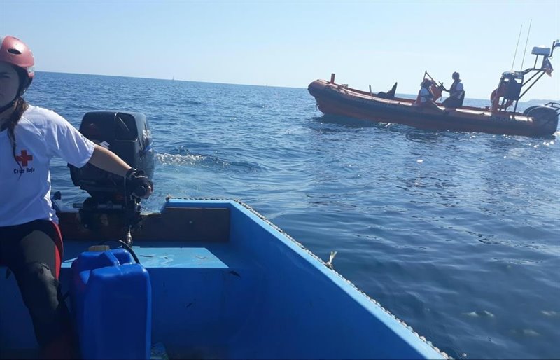 ep cruz roja remolca una de las pateras a puerto tras ser localizada vacia en punta prima orihuela ep cruz roja remolca una de las pateras a puerto tras ser localizada vacia en punta prima orihuela