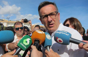 ep diego conesa secretario general del psrm comunicando la averia en el avion de pedro sanchez que