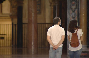 ep dos turistas visitan la mezquita-catedral de cordoba tras su reapertura