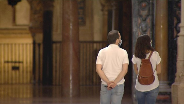 ep dos turistas visitan la mezquita-catedral de cordoba tras su reapertura