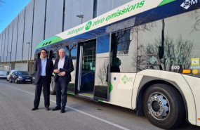ep el conseller de turismo iago negueruela y el ceo de tui sebastian ebel junto a un autobus de