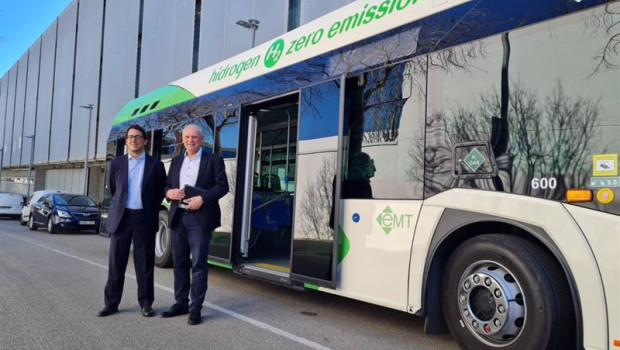 ep el conseller de turismo iago negueruela y el ceo de tui sebastian ebel junto a un autobus de