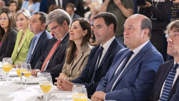 ep el lehendakari imanol pradales acompanado por la presidenta del parlamento vasco bakartxo tejeria