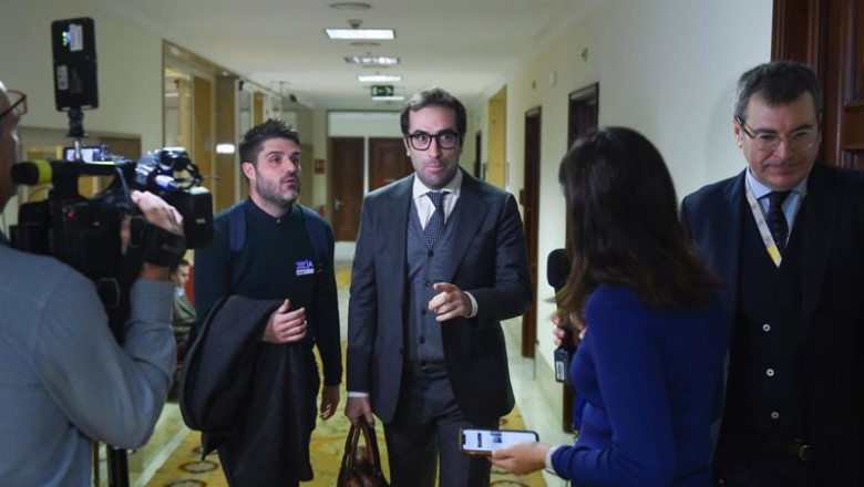 El ministro de Economía, Comercio y Empresa, Carlos Cuerpo (2i), a su llegada a la Comisión Mixta para la Unión Europea, en el Congreso de los Diputados, a 17 de diciembre de 2025, en Madrid (España). | Gustavo Valiente - Europa Press ep el ministro de economia comercio y empresa carlos cuerpo 2i a su llegada a la comision mixta para