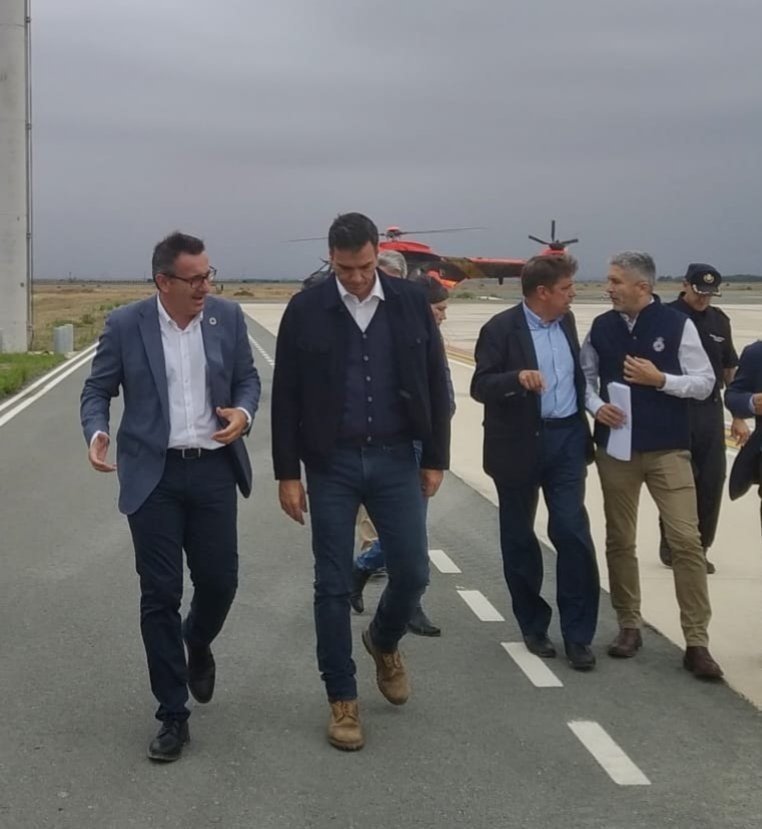 El presidente del Gobierno en funciones, Pedro Sánchez, en su visita a Los Alcázares, acompañado de los ministros en funciones de Agricultura, Luis Planas, e Interior, Fernando Grande Marlaska y junto al secretario general del PSRM, Diego Conesa | TWITTER DIEGO CONESA ep el presidente del gobierno en funciones pedro sanchez en su visita a los alcazares acompanado de