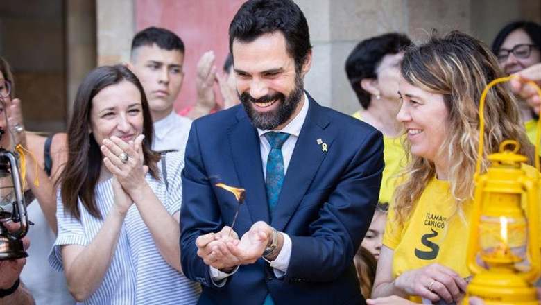 El presidente del Parlament catalán, Roger Torrent, interviene en el acto de la llegada de la Flama del Canigó a la institución. A su izquierda está la vicepresicenta de Òmnium Cultural, Marina Llansana, y a su derecha está Blanca de Llobet, miembro de la | David Zorrakino - Europa Press - Archivo ep el presidente del parlament catalan roger torrent interviene en el acto de la llegada de la flama