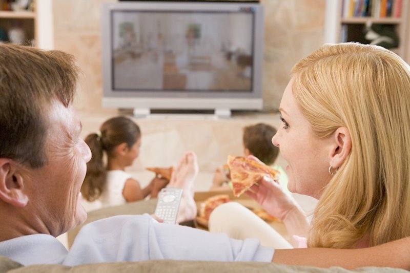 ep familia viendo la television