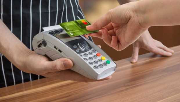 ep finanzas- unicaja incentiva el uso de tarjetas de pago con un sorteo de diez tarjetas regalo de