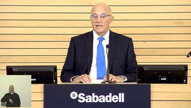 ep imagen del presidente de banco sabadel josep oliu durante la retransmision en streaming de la