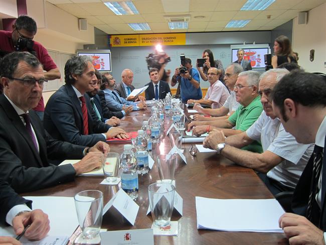 Imagen de la reunión entre el ministro y los miembros de la Plataforma | EUROPA PRESS ep imagenla reunionministrolos miembrosla plataforma