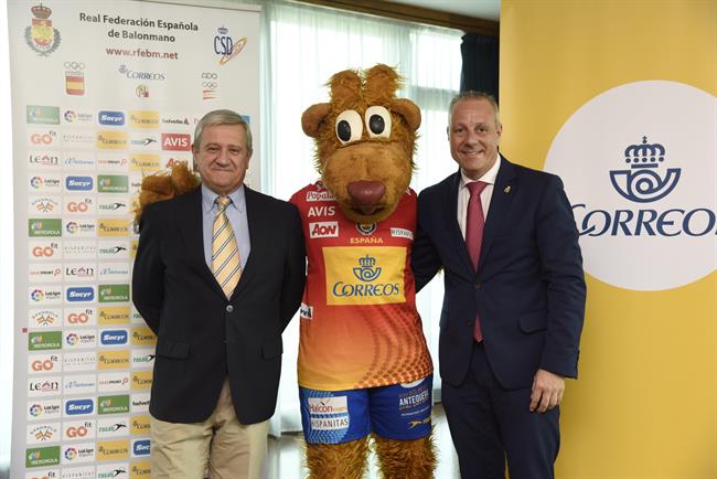 Javier Cuesta Nuin, la mascota Rosca y Francisco V.Blázquez | RFEBM ep javier cuesta nuin la mascota roscafrancisco vblazquez