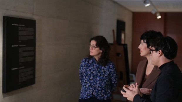 ep la ministra de seguridad social y migraciones elma saiz acompanada por el vicerrector de la upf