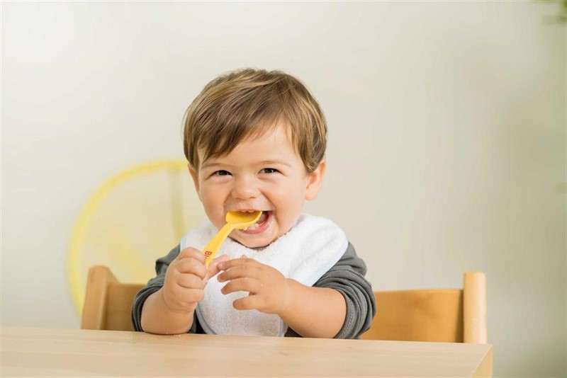 ep nino comiendo una papilla bebe comiendo