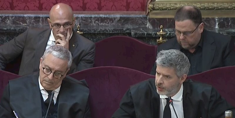 Raul Romeva, Oriol Junqueras y su abogado, Van den Eynde, durante el juicio por el procés en el Tribunal Supremo | SEÑAL DE TV DEL TRIBUNAL SUPREMO - Archivo ep raul romeva oriol junqueras y su abogado van den eynde durante el juicio por el proces en el