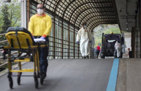 ep trabajadores sanitarios en la entrada de urgencias del hospital trueta de girona durante el