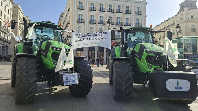 ep tractores en la puerta del sol durante la concentracion de agricultores y ganaderos contra el ep tractores en la puerta del sol durante la concentracion de agricultores y ganaderos contra el