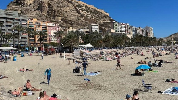 ep turismo en una playa de alicante