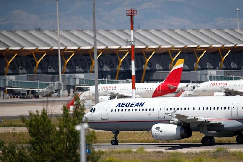 https://img3.s3wfg.com/web/img/images_uploaded/a/b/ep_un_avion_de_la_empresa_griega_aegean_se_dirige_a_la_terminal_4_despues_de_aterrizar_en_el.jpg