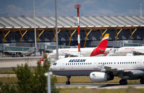 ep un avion de la empresa griega aegean se dirige a la terminal 4 despues de aterrizar en el