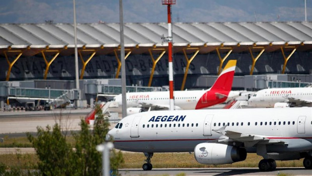 ep un avion de la empresa griega aegean se dirige a la terminal 4 despues de aterrizar en el