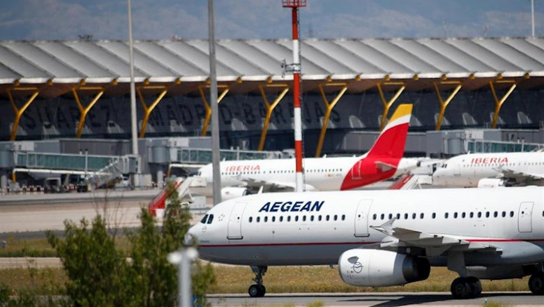 Un avión de la empresa griega Aegean se dirige a la terminal 4 después de aterrizar en el Aeropuerto de Madrid-Barajas Adolfo Suárez en el tercer día en el que entra en vigor la orden del Ministerio de Sanidad por la que todas las personas procedentes del | Oscar J. Barroso / Europa Press ep un avion de la empresa griega aegean se dirige a la terminal 4 despues de aterrizar en el