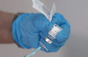 ep un enfermero prepara una vacuna antes de inyectarsela a un trabajador sanitario en las