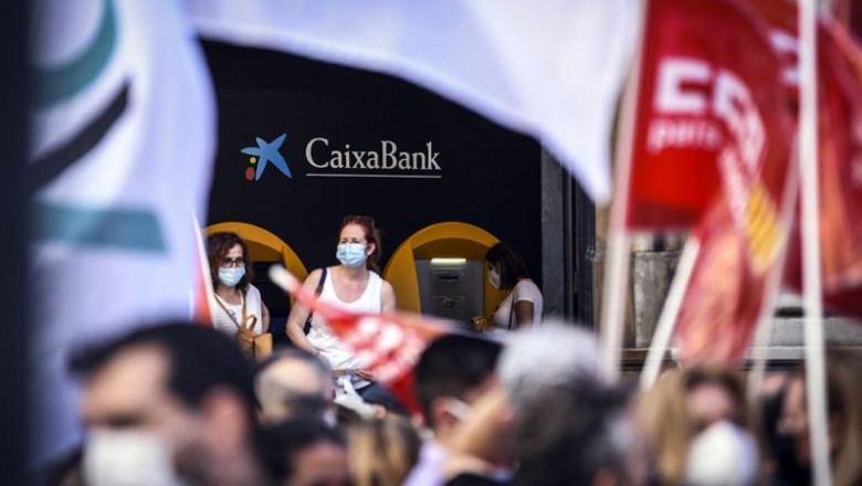 ep un grupo de empleados de caixabank protesta contra la entidad financiera por el ere previsto para ep un grupo de empleados de caixabank protesta contra la entidad financiera por el ere previsto para