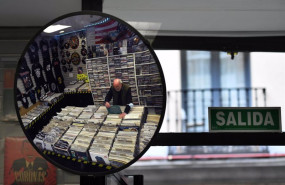 ep un hombre ojea vinilos en la tienda de discos de segunda mano ziggi en la calle estudios en ep un hombre ojea vinilos en la tienda de discos de segunda mano ziggi en la calle estudios en