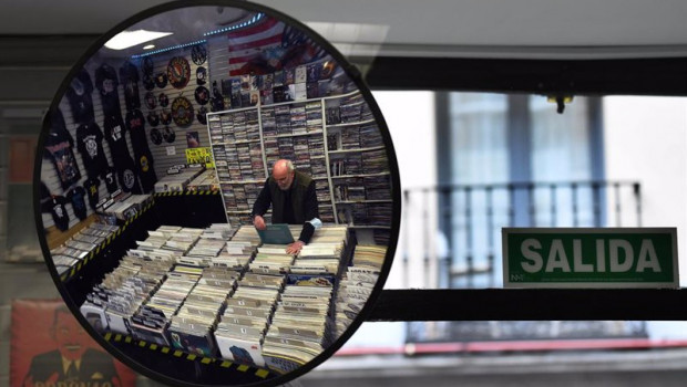 ep un hombre ojea vinilos en la tienda de discos de segunda mano ziggi en la calle estudios en