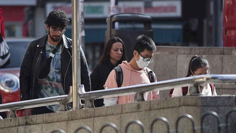 ep un joven de rasgos asiaticos entra en el metro del distrito madrileno de usera protegiendo su ep un joven de rasgos asiaticos entra en el metro del distrito madrileno de usera protegiendo su