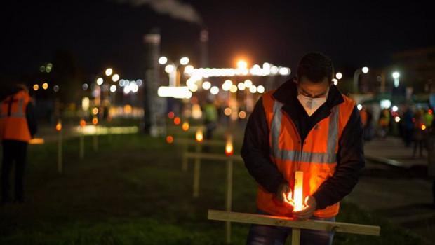 ep un trabajador de la fabrica coloca una vela durante un velatorio nocturno simbolico convocado por
