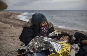 ep una mujer coge a un nino en brazos en la ruta turquia-grecia