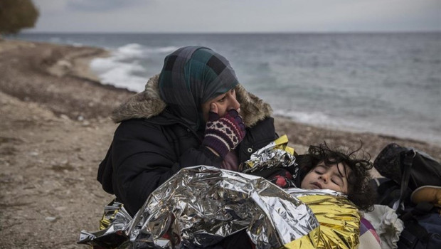 ep una mujer coge a un nino en brazos en la ruta turquia-grecia
