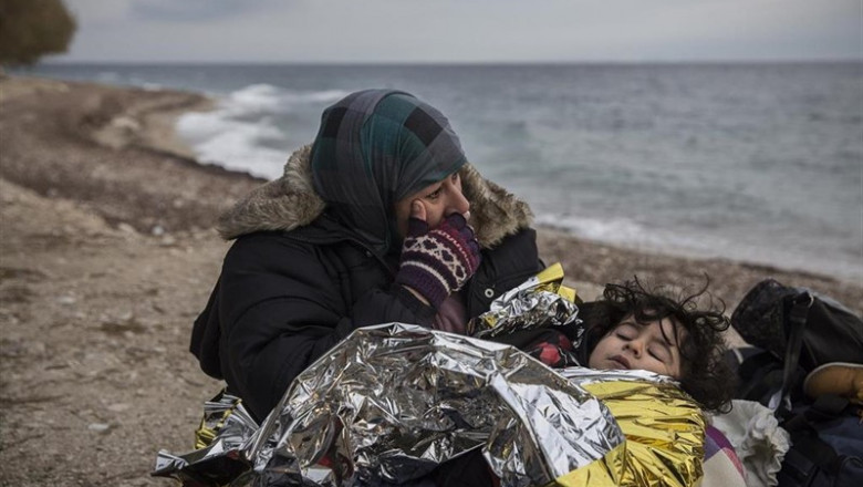 Una mujer coge a un niño en brazos en la ruta Turquía-Grecia. | OLMO CALVO - Archivo ep una mujer coge a un nino en brazos en la ruta turquia-grecia