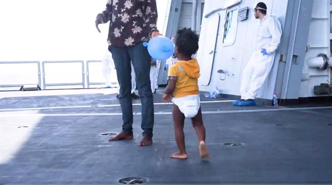 Una niña migrante camina por la cubierta de un barco tras ser rescatada del mar | UNICEF ep una nina migrante caminala cubiertaun barcoser rescatadamar