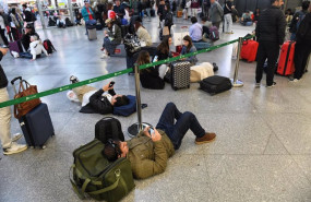 ep varias personas esperan en la estacion de atocha almudena grandes a 5 de mayo de 2025 en madrid