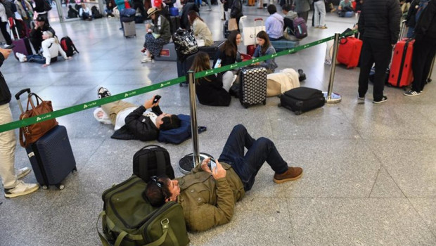 ep varias personas esperan en la estacion de atocha almudena grandes a 5 de mayo de 2025 en madrid