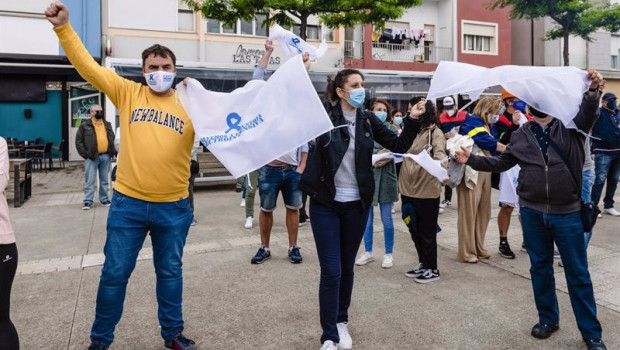 ep varias personas participan en una concentracion convocada por el comite de empresa de alcoa para