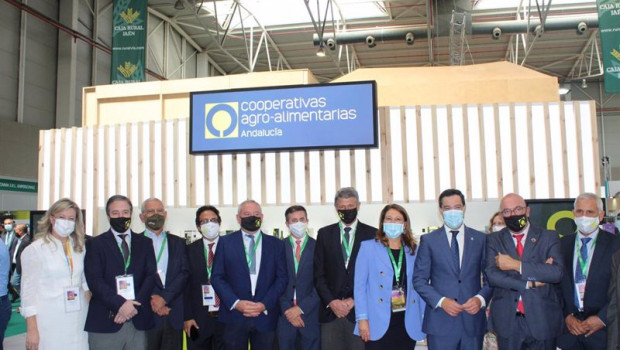 ep visita del presidente de la junta de andalucia juanma moreno al stand de cooperativas