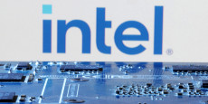 le logo d intel a cote d une carte mere d ordinateur 20240802145018 