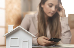 medium shot woman holding phone 