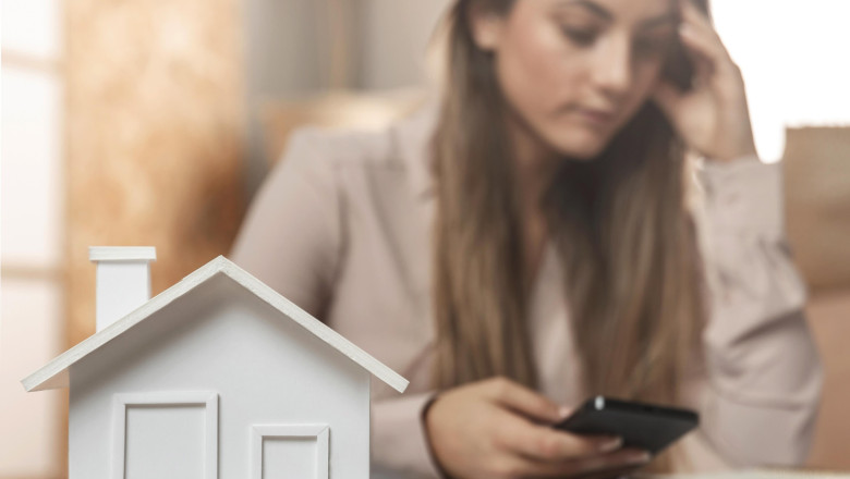 medium shot woman holding phone 