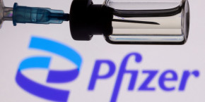photo d illustration d une seringue devant le logo de pfizer 