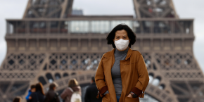 coronavirus-covid-19-une-femme-portant-un-masque-marche-sur-l-esplanade-du-trocadero-devant-la-tour-eiffel 20200426210523