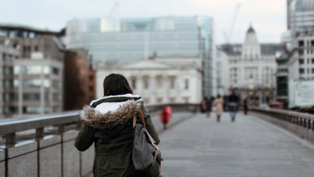 dl ciudad de londres milla cuadrada puente de londres peatones desplazamientos invierno gris frío río támesis unsplash