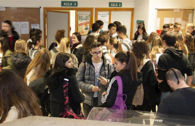 ep aglomeracion de estudiantes en la universidad de cantabria tras realizar una de las pruebas de la