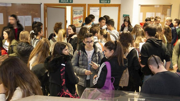 ep aglomeracion de estudiantes en la universidad de cantabria tras realizar una de las pruebas de la
